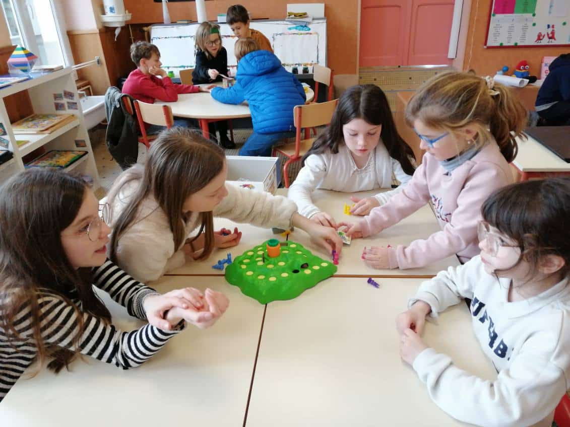 Jeux entre CM2 et GS | Ensemble scolaire Carlo Acutis | Montaigu Vendée